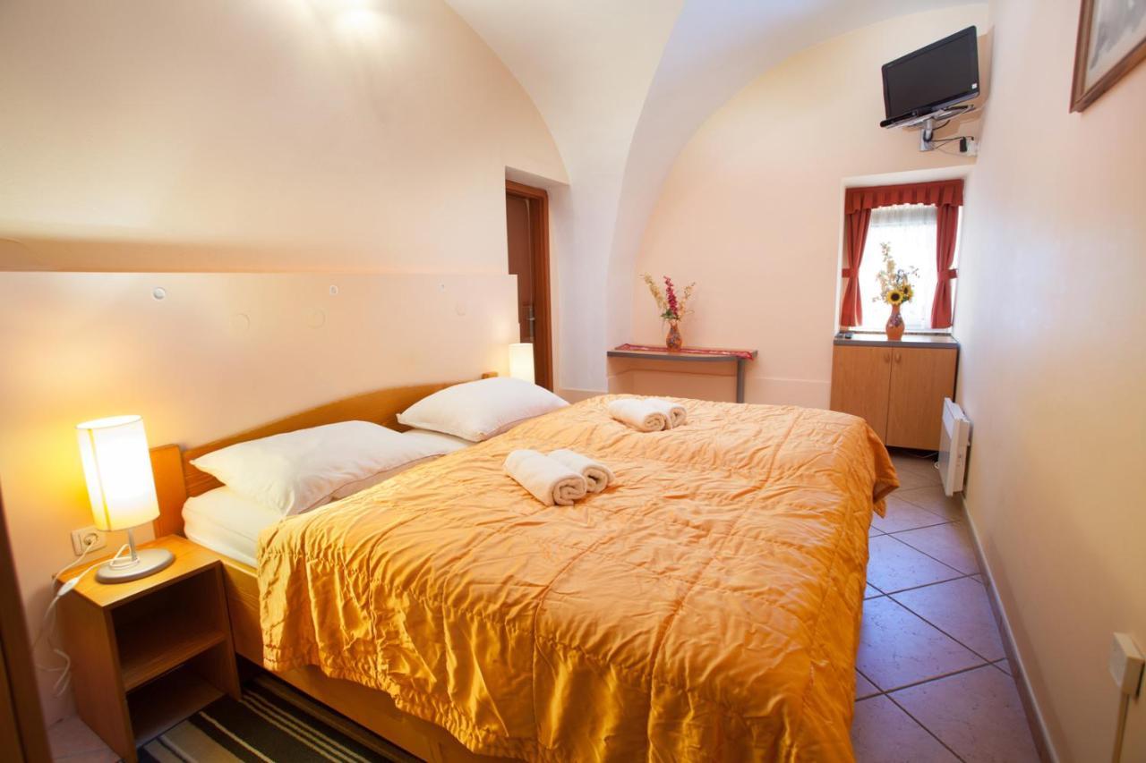 Apartma Na Starem Placu Idrija Exterior photo